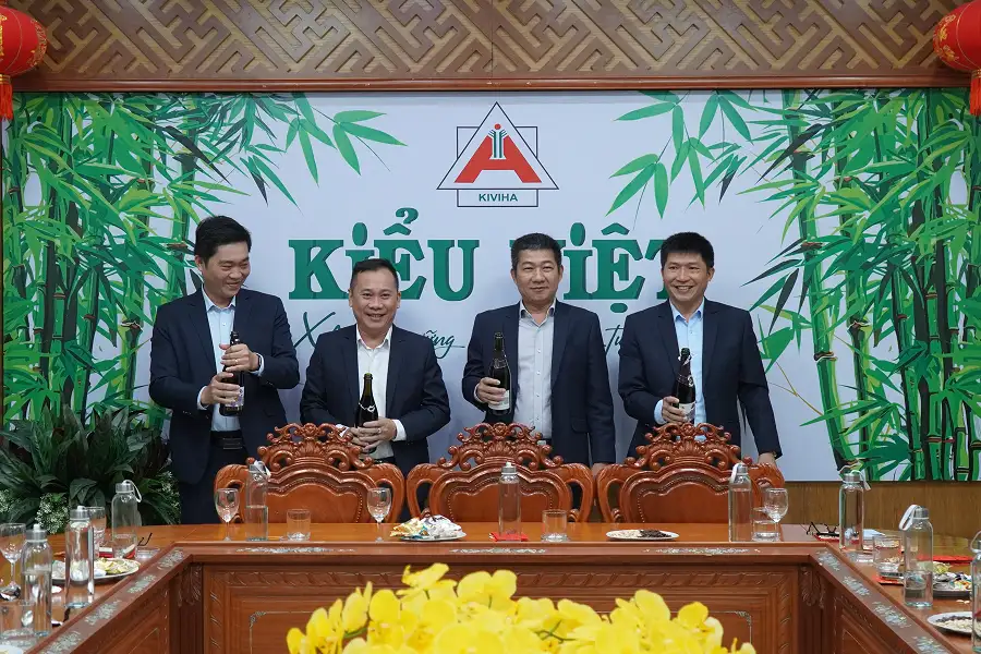 Ban TGĐ Công ty Kiểu Việt chào năm mới